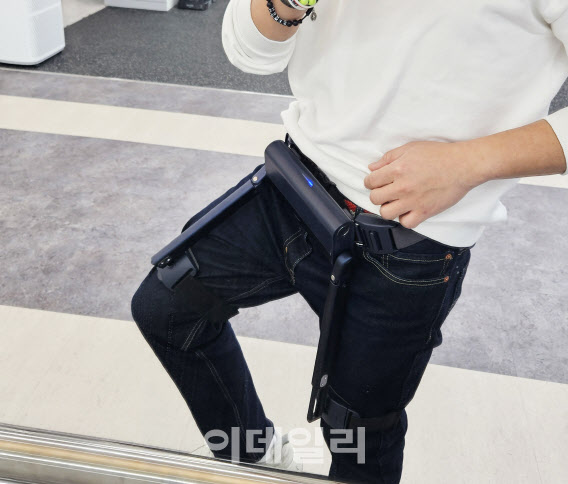 ‘윔’ 로봇 입고 산책해보니…오르내리막이 평지같네[잇:써봐]