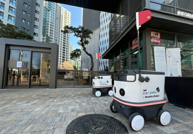 고객 아파트 문앞까지…배달로봇, 승강기 호출도 척척